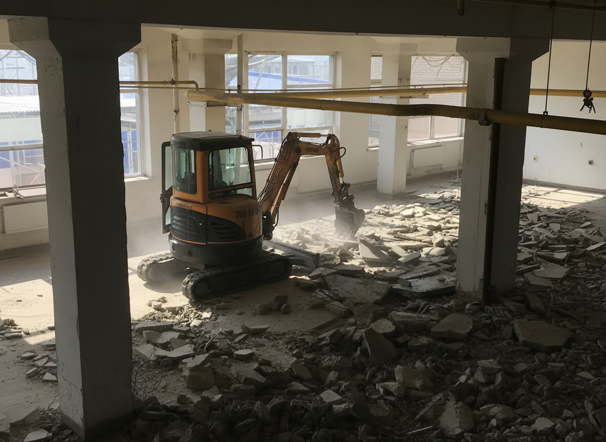 Демонтаж стяжки и перегородок в производственном цеху