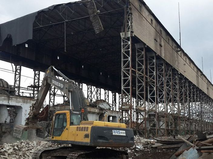 Демонтаж металлического ангара спецтехникой