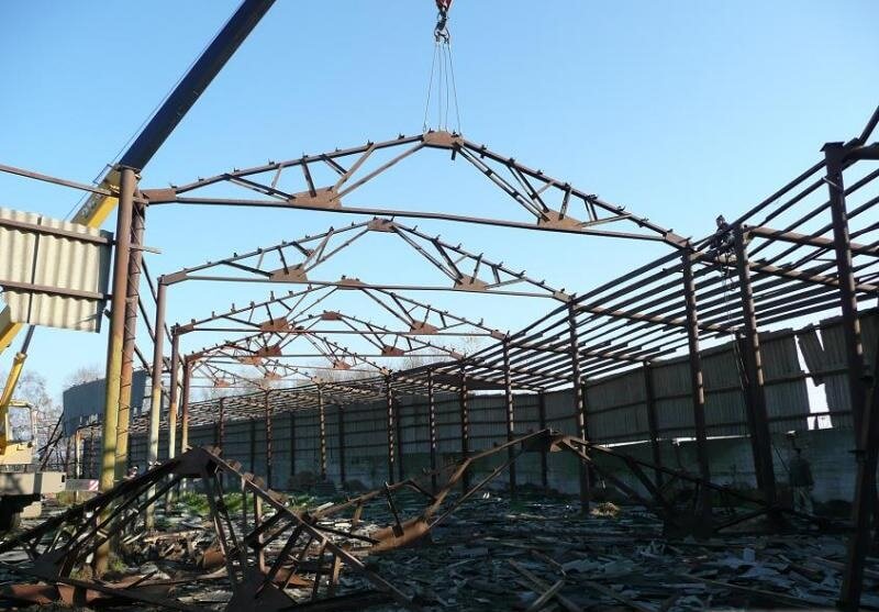 Демонтаж складского здания спецтехникой