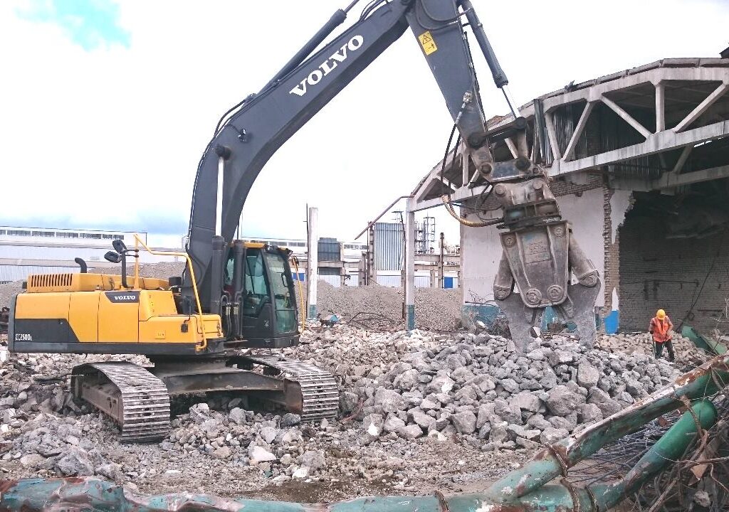 Демонтаж промышленного здания и производственных корпусов спецтехникой