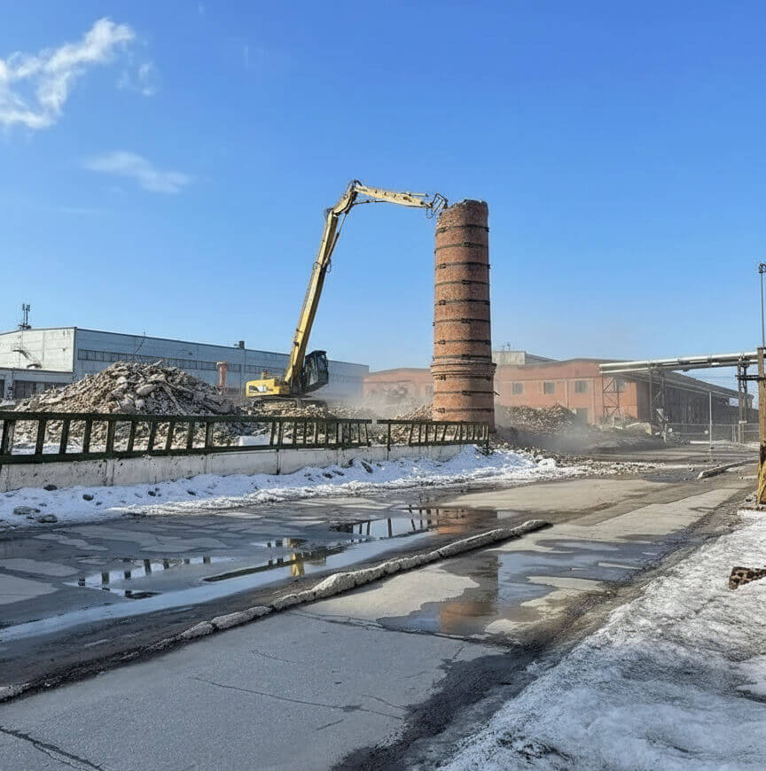 Демонтаж водонапорной башни спецтехникой